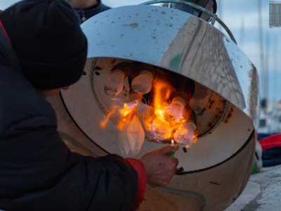 A quel punto con un accendino si produce una fiamma che viene avvicinata alle retine. L� reagisce con il gas e d� luce